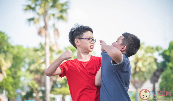 孩子间大打出手父母该怎么处理 如何让孩子不参与打架 孩子间大打出手父母该怎么处理 如何让孩子不参与打架