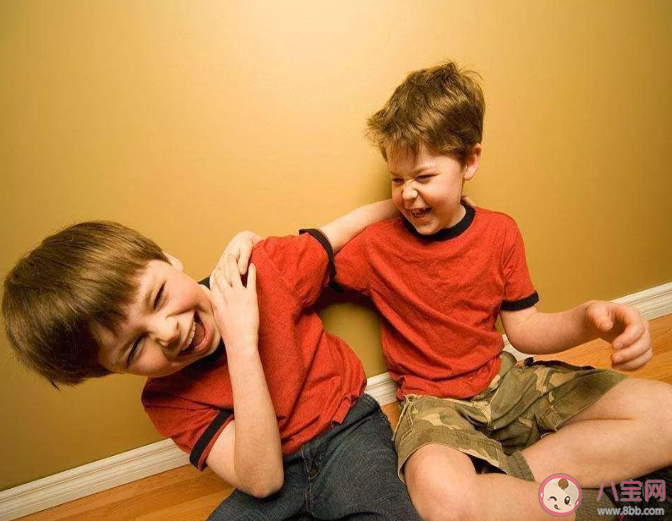 孩子间大打出手父母该怎么处理 如何让孩子不参与打架 孩子间大打出手父母该怎么处理 如何让孩子不参与打架