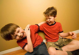 孩子间大打出手父母该怎么处理 如何让孩子不参与打架