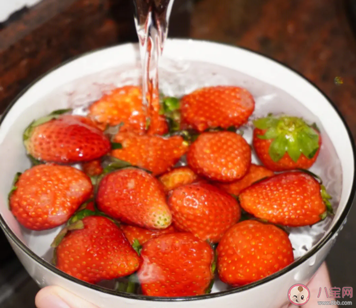 洗草莓一定不要摘草莓蒂吗 草莓吃了有什么好处 洗草莓一定不要摘草莓蒂吗 草莓吃了有什么好处