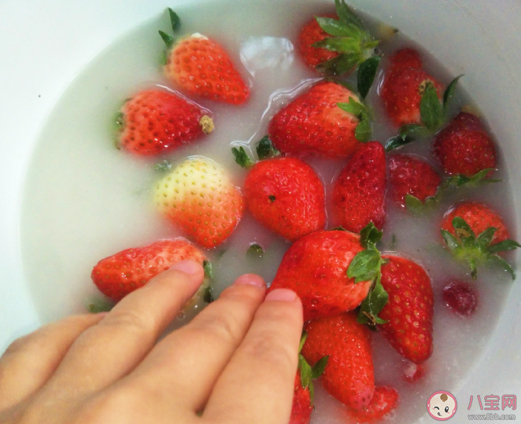 洗草莓一定不要摘草莓蒂吗 草莓吃了有什么好处 洗草莓一定不要摘草莓蒂吗 草莓吃了有什么好处