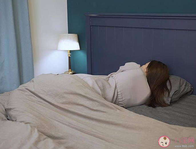 为什么睡觉时人会翻身 睡觉翻身或一动不动哪个更健康 为什么睡觉时人会翻身 睡觉翻身或一动不动哪个更健康