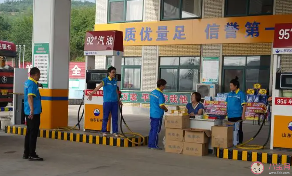 油价2024年首调加一箱油多花约8元 为什么油价一直在变动