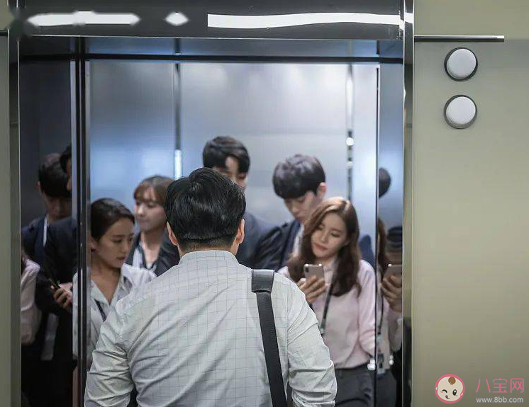 日常如何安全乘坐电梯 被困电梯了该怎么办 日常如何安全乘坐电梯 被困电梯了该怎么办