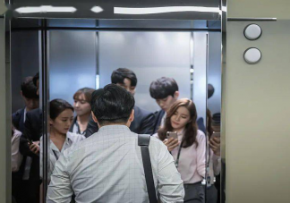 日常如何安全乘坐电梯 被困电梯了该怎么办