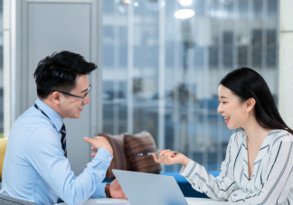 办公室同事一天不说话正常吗 为什么和同事没话说