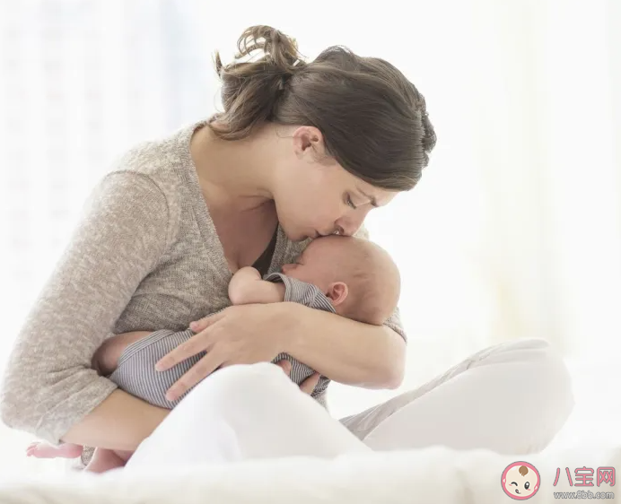 为什么大多数人总用左臂抱娃 应该怎样正确抱娃 为什么大多数人总用左臂抱娃 应该怎样正确抱娃