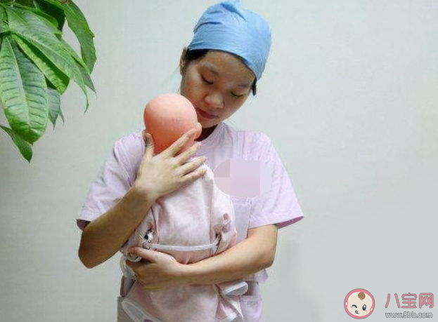 为什么大多数人总用左臂抱娃 应该怎样正确抱娃 为什么大多数人总用左臂抱娃 应该怎样正确抱娃