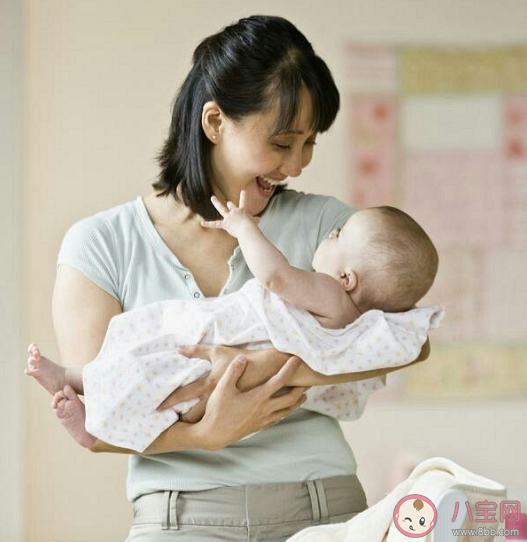 为什么大多数人总用左臂抱娃 应该怎样正确抱娃 为什么大多数人总用左臂抱娃 应该怎样正确抱娃