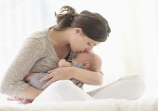 为什么大多数人总用左臂抱娃 应该怎样正确抱娃