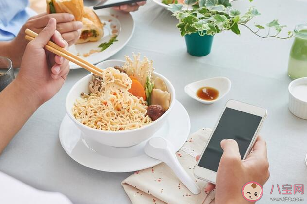吃饭的时候要不要看手机 边吃饭边看手机电视好吗