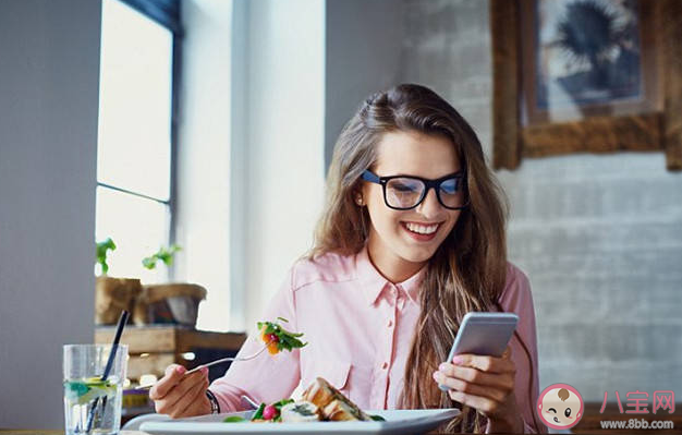吃饭的时候要不要看手机 边吃饭边看手机电视好吗