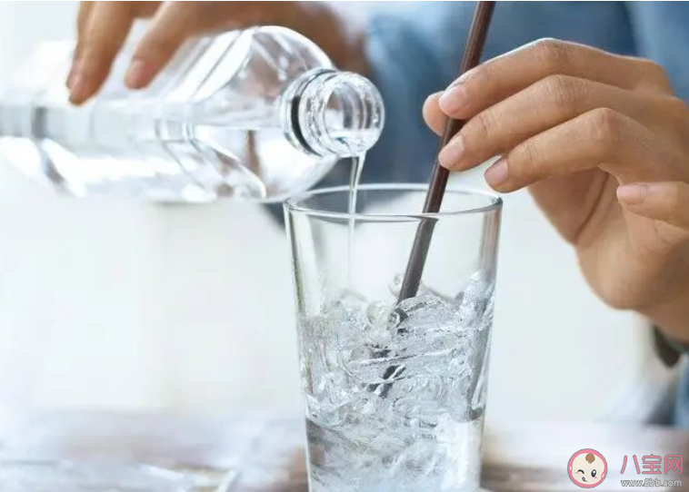 长期喝茶与喝白开水谁更健康 长期喝茶的人最后都怎么样了