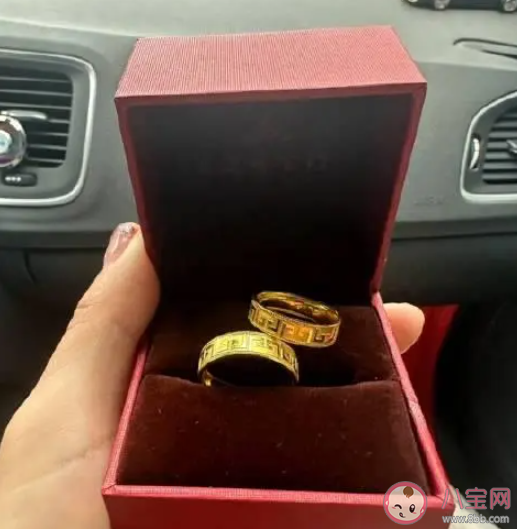 发现金戒指褪色竟救自己一命是怎么回事 金戒指为什么会褪色 发现金戒指褪色竟救自己一命是怎么回事 金戒指为什么会褪色