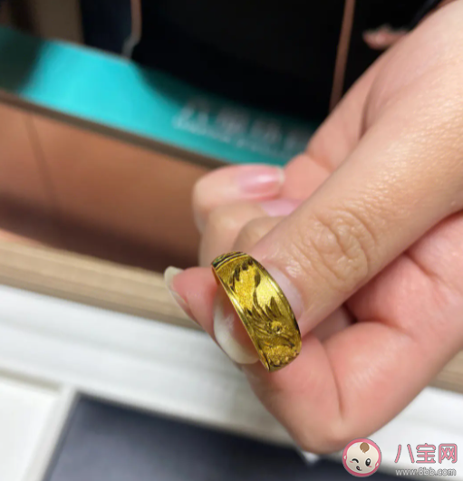 发现金戒指褪色竟救自己一命是怎么回事 金戒指为什么会褪色 发现金戒指褪色竟救自己一命是怎么回事 金戒指为什么会褪色