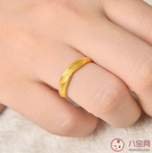 发现金戒指褪色竟救自己一命是怎么回事 金戒指为什么会褪色 发现金戒指褪色竟救自己一命是怎么回事 金戒指为什么会褪色