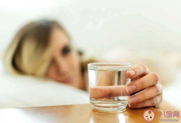 没盖杯盖的隔夜水不能喝吗 隔夜水喝了有什么影响 没盖杯盖的隔夜水不能喝吗 隔夜水喝了有什么影响
