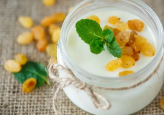 酸奶为什么这么贵了 年轻人连酸奶盖都舔不起了吗