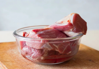 不要再把肉泡水里解冻了 肉应该怎么解冻才好