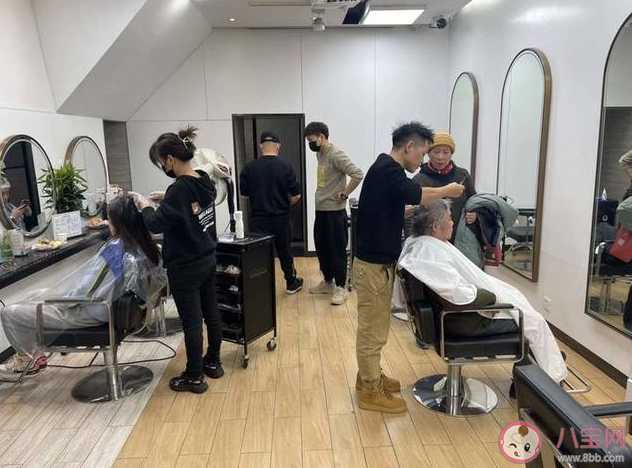春节临近理发店进入过年模式 为什么过年都在做发型 春节临近理发店进入过年模式 为什么过年都在做发型