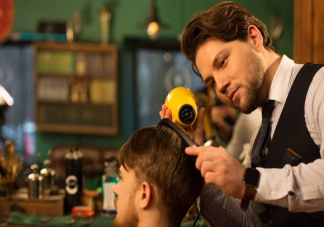 理发店为什么用耳麦交流 如何高情商拒绝理发店推销办卡