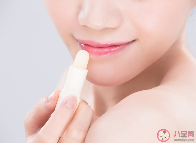不建议频繁涂抹润唇膏吗 润唇膏一天涂几次最好