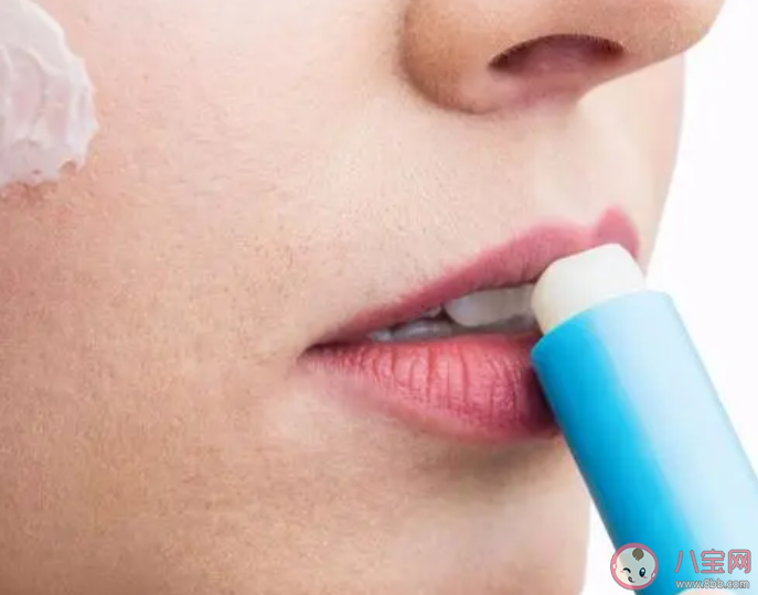 不建议频繁涂抹润唇膏吗 润唇膏一天涂几次最好