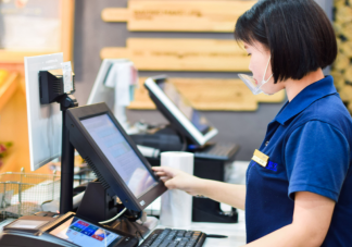 实体店要求店员形象气质佳有必要吗 如何看待实体店开始卷店员的颜值