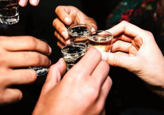喝酒脸白的人可能更危险吗 哪些药酒后不能吃